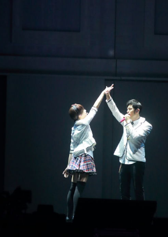 周杰伦演唱会与辣妹贴身热舞