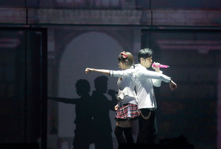 周杰伦演唱会与辣妹贴身热舞