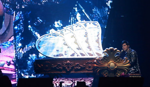 周杰伦演唱会与辣妹贴身热舞