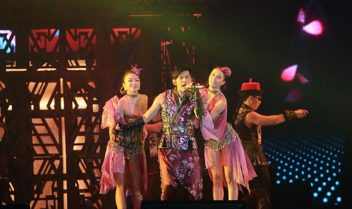 周杰伦演唱会与辣妹贴身热舞