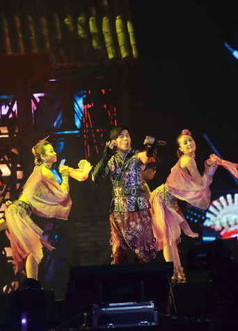 周杰伦演唱会与辣妹贴身热舞