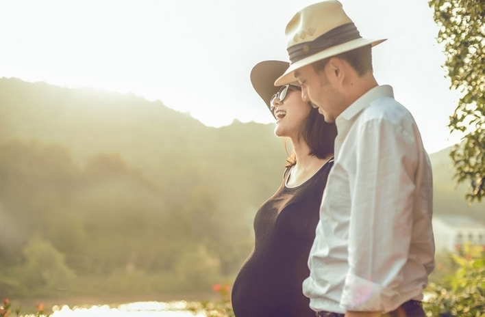 汪涵夫妇产前写真 准爸妈撰写最美情书