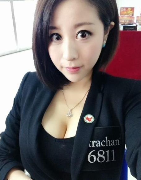 台球美女裁判波涛汹涌 男选手都看傻了