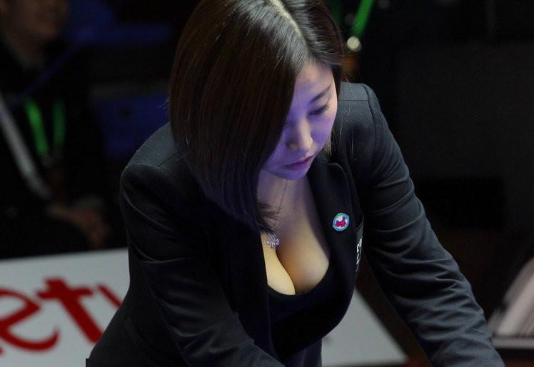 台球美女裁判波涛汹涌 男选手都看傻了