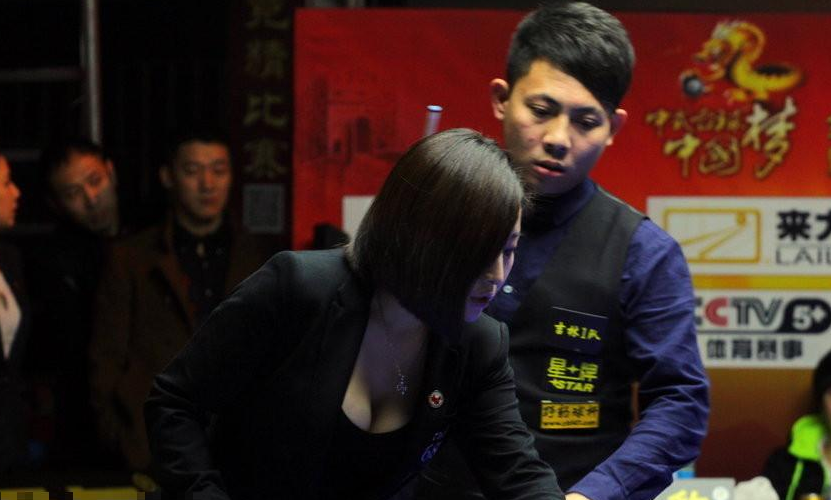 台球美女裁判波涛汹涌 男选手都看傻了