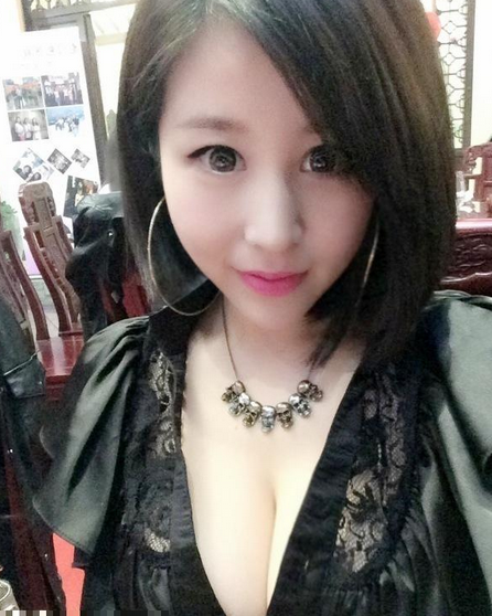 台球美女裁判波涛汹涌 男选手都看傻了