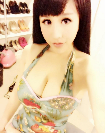 台球美女裁判波涛汹涌 男选手都看傻了