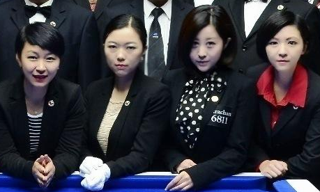 台球美女裁判波涛汹涌 男选手都看傻了