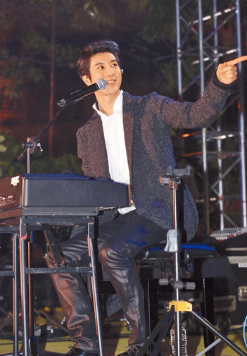 妻子陪王力宏出席活动 两人频对视眉目传情 