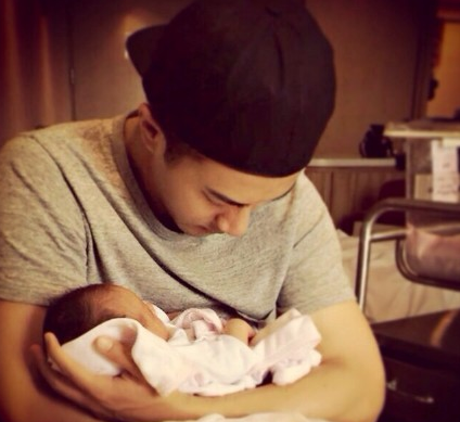 刘恺威抱着小糯米