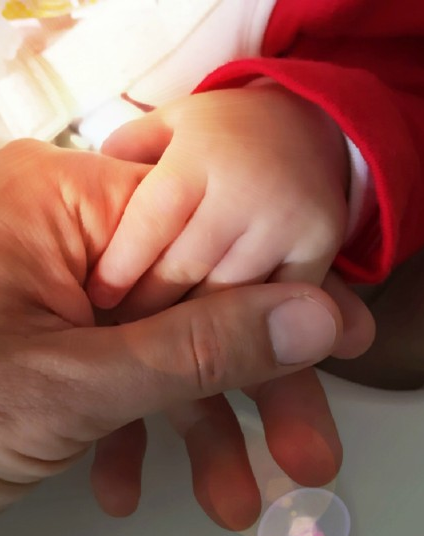 刘恺威握着女儿的手