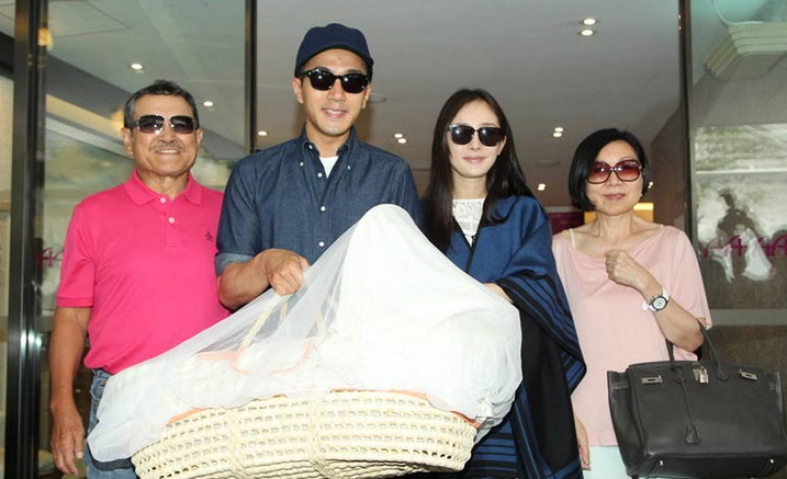 此前 杨幂生下女儿 刘恺威和父母接她出院