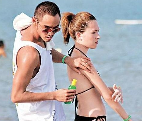 此前 在度假时阮经天为许玮甯涂防晒油