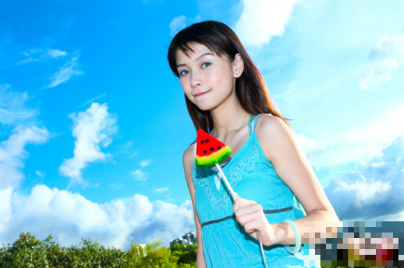 Angelababy14岁写真曝光 戴美瞳青春稚嫩