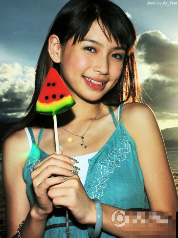 Angelababy14岁写真曝光 戴美瞳青春稚嫩