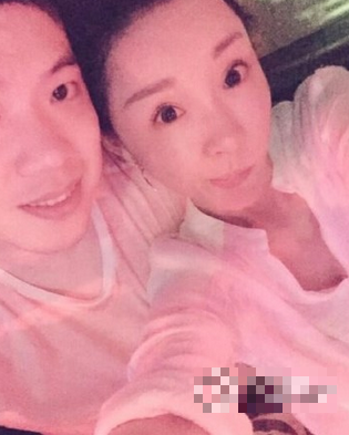 黄奕前夫黄毅清晒与美女亲密合照 疑公布新恋情