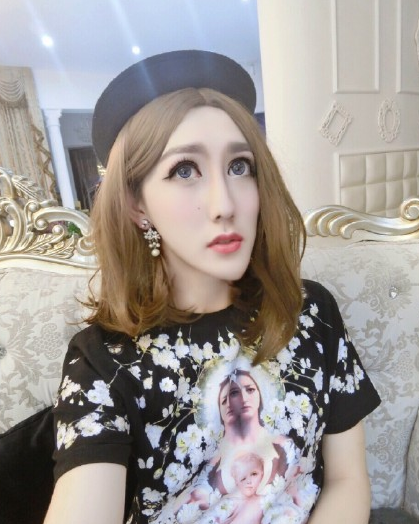 蛇精男穿女装自认比baby美 网友:脸p歪了