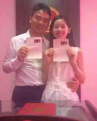 奶茶妹妹承认婚前怀孕 独自外出就餐孕肚明显