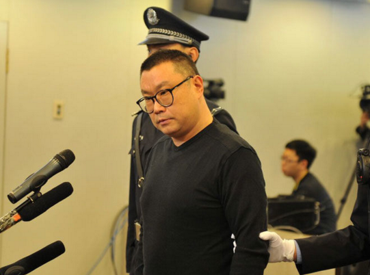 不到一年46岁尹姓歌手吸毒二进宫 揭被吸毒毁掉的明星