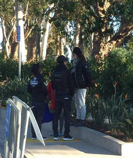 章子怡美国产女汪峰陪护 一家三口牵手照曝光