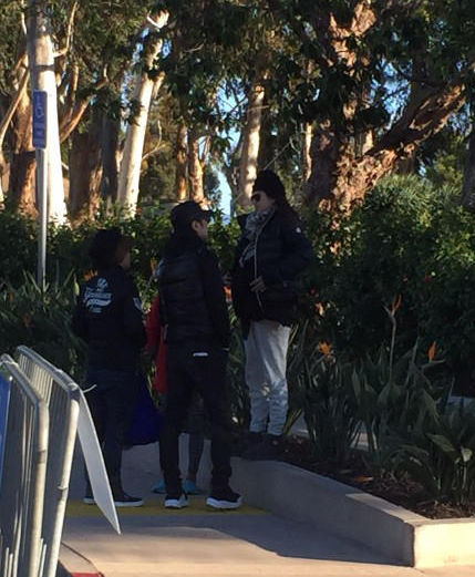 章子怡美国产女汪峰陪护 一家三口牵手照曝光