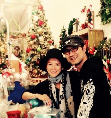 章子怡美国产女汪峰陪护 一家三口牵手照曝光