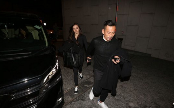 澳门大亨周焯华带情人度假 缠绵热吻旁若无人