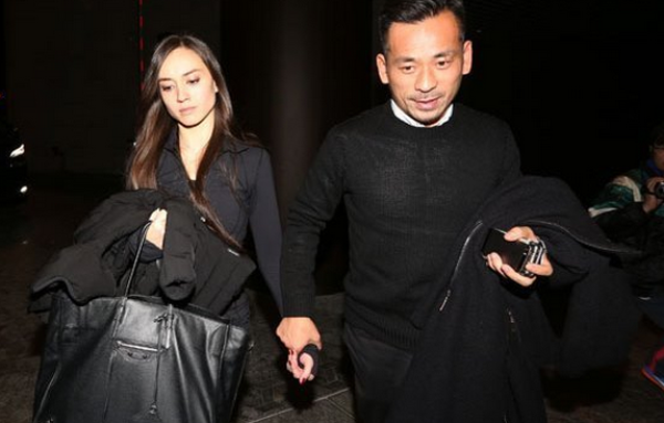 澳门大亨周焯华带情人度假 缠绵热吻旁若无人