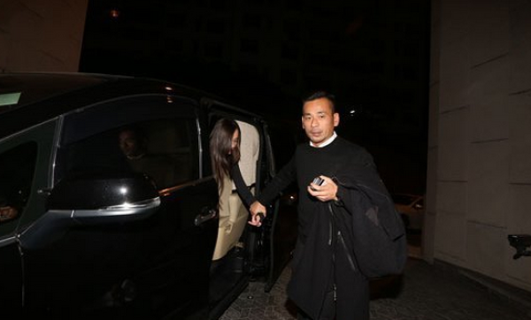 澳门大亨周焯华带情人度假 缠绵热吻旁若无人